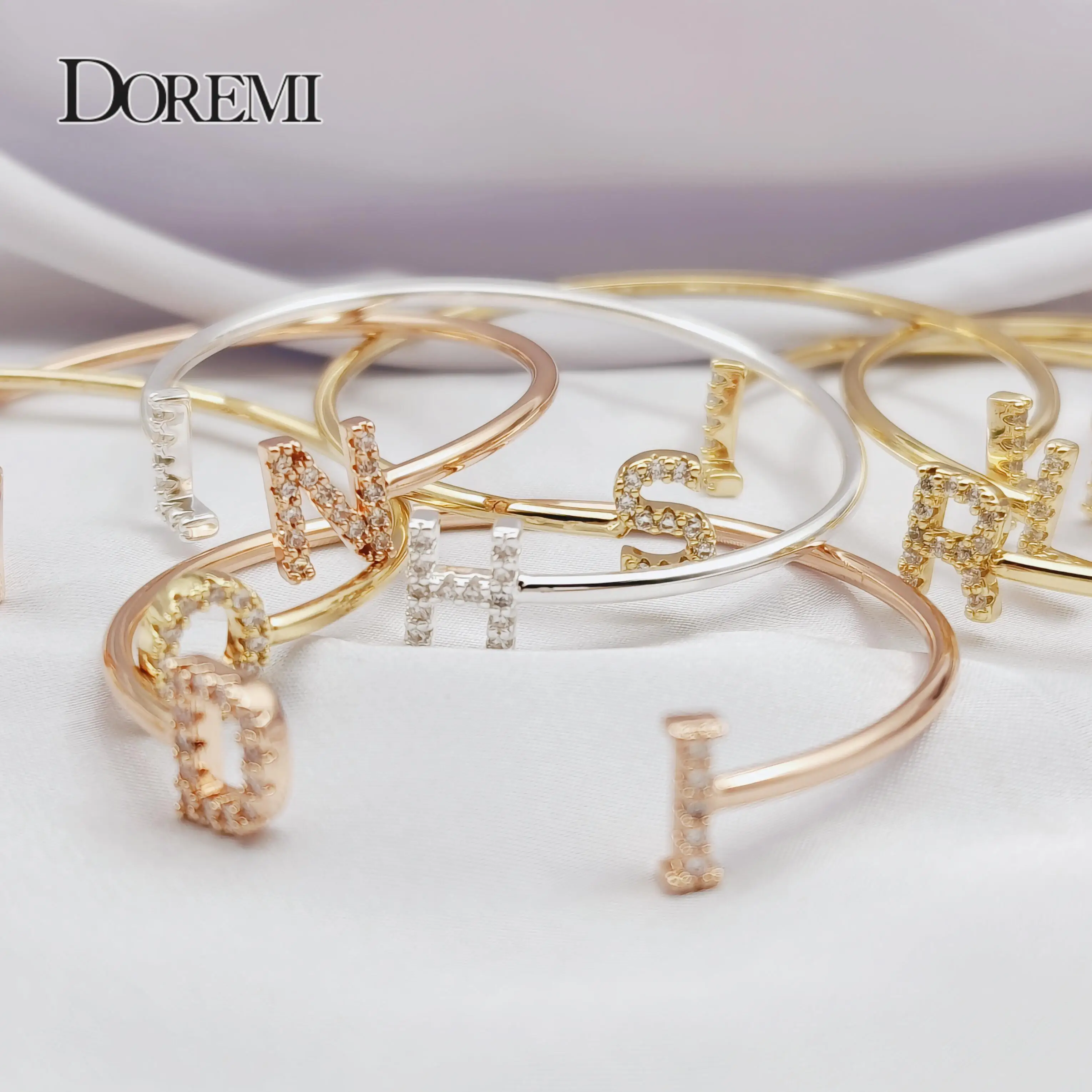 DOREMI Custom Letter สร้อยข้อมือกําไลข้อมือเด็ก Zirconia Pave การตั้งค่าเริ่มต้นสร้อยข้อมือเด็กและผู้ใหญ่ขนาดที่ไม่ซ้ํากัน Cuff เครื่องประดับ