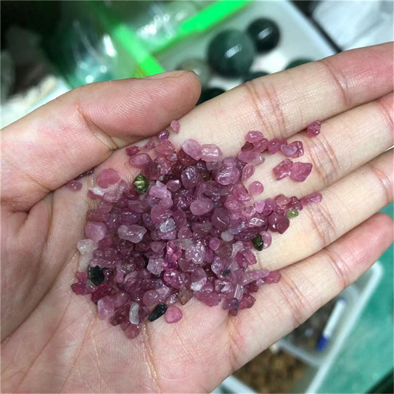 Alami Dipoles Merah Muda Turmalin Chip Kristal Penyembuhan Batu Permata untuk Dijual