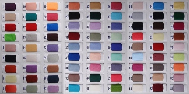 Женское платье средней длины с длинным рукавом и шлейфом