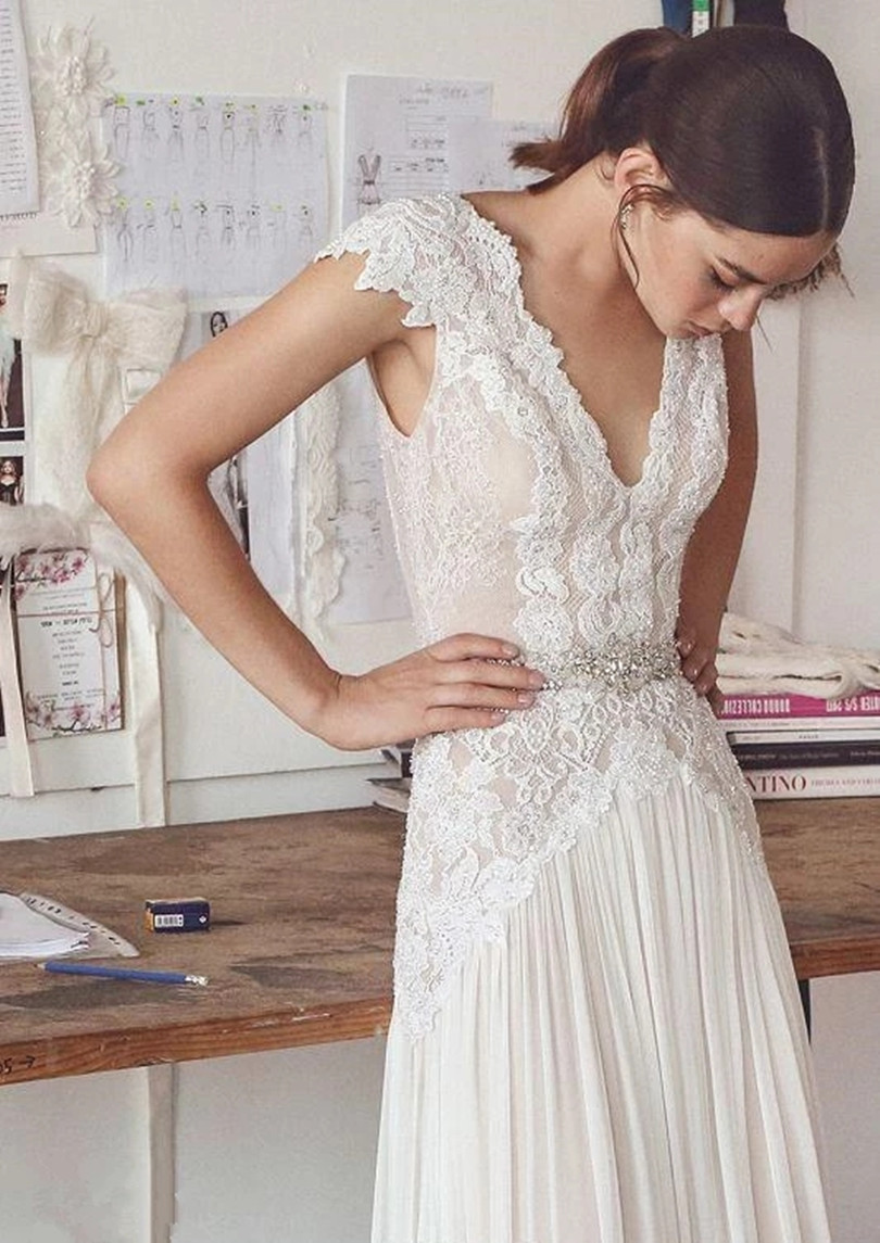 Abiti da sposa Boho 2025 Abiti da sposa bohémien con maniche ad aletta Scollo a V Gonna a pieghe aperta sul retro Elegante abito a trapezio personalizzato