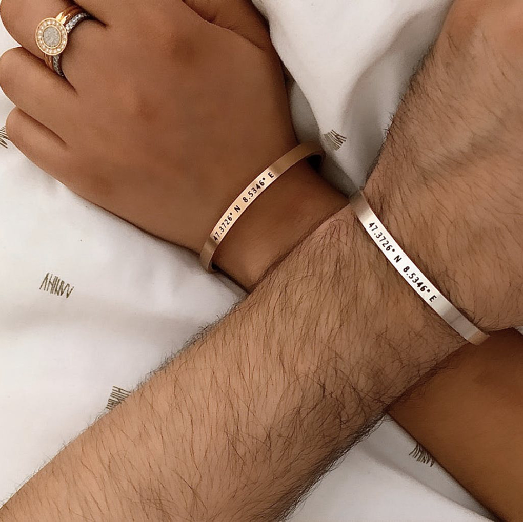 5 ミリメートル幅ブラッシュステンレス鋼カスタムパーソナライズされたコーディネートバングルレーザー彫刻調節可能なオープンカフトラベルブレスレットギフト