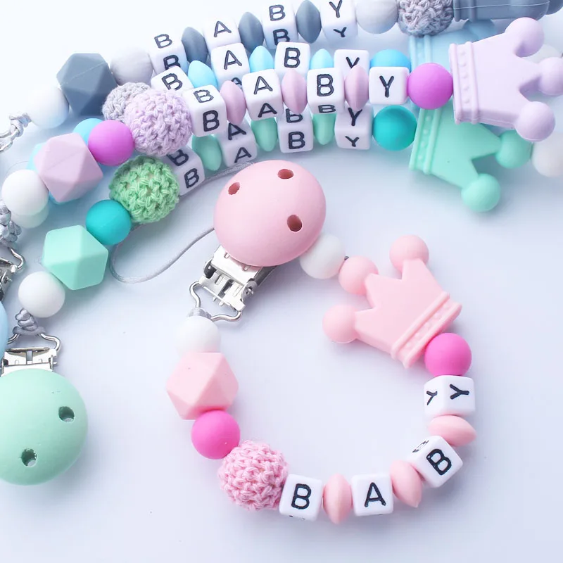 Cadena de chupete de silicona con nombre personalizado gratis hecha a mano, soporte para chupete con corona de silicona, clip mordedor seguro para bebé