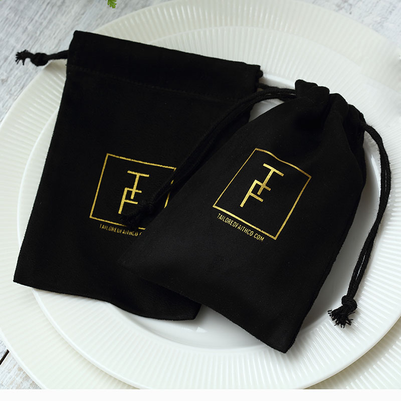 100 Schwarz Flanell Schmuck Geschenk Taschen Personalisierte Logo Schmuck Verpackung Chic Kordelzug Beutel für Hochzeit Party Dekoration Schmuckbeutel für Ringe Halskette Armband Anhänger Ohrring Kristalle Steine