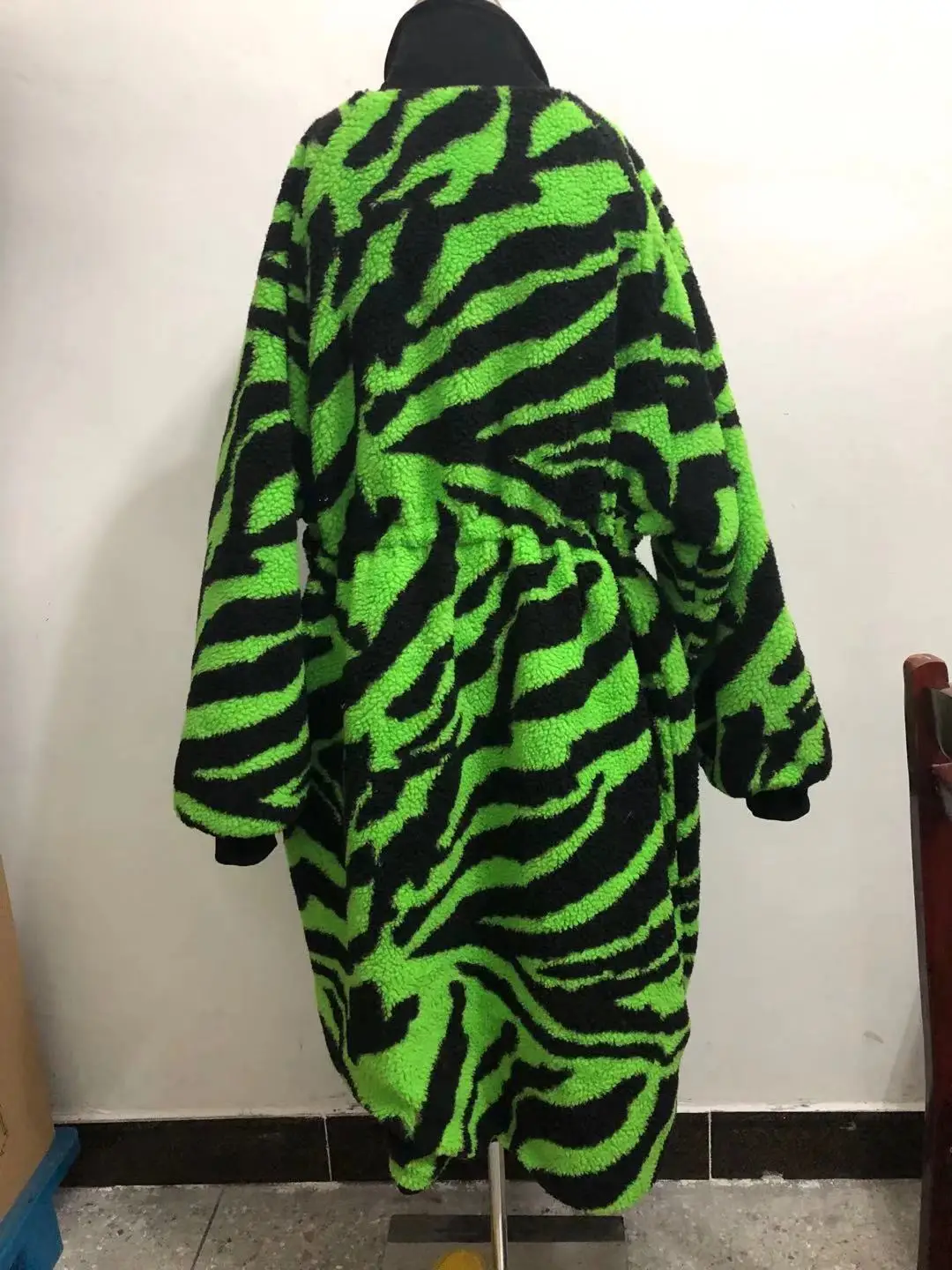 女性のための合成皮革の冬のコート,厚くて特大の長いコート,Zebra色,ジャケット