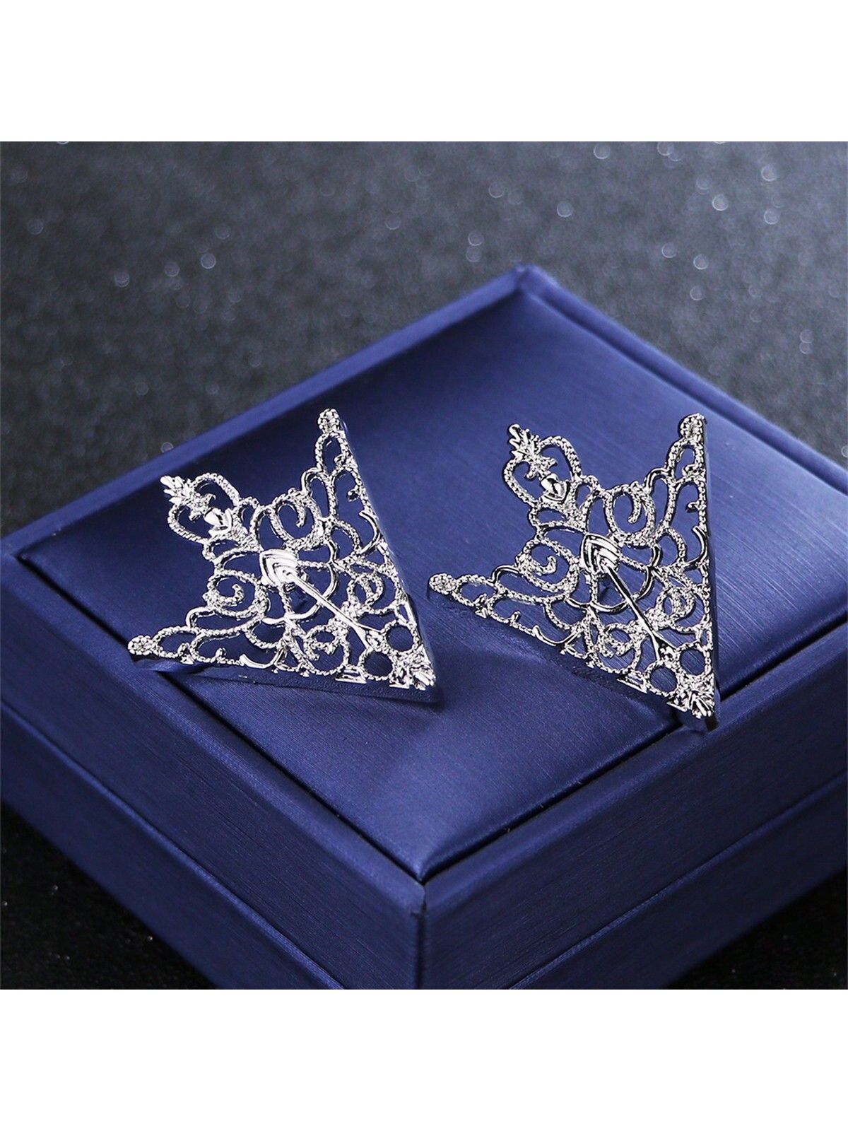 Épingle à motif rétro pour hommes et femmes, couronne creuse, insigne d'angle UR, accessoires triangle, mode européenne et américaine