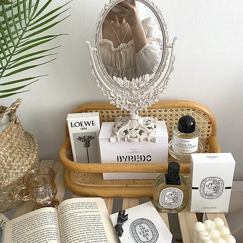 Specchio per il trucco in stile europeo vintage Specchio cosmetico di forma ovale Specchio cosmetico da tavolo girevole a 360 gradi Decorazioni per la casa