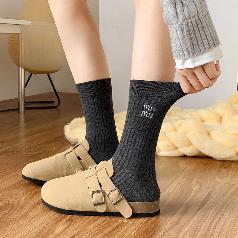 Medias Calcetines Letras bordadas Calcetines apilados de doble aguja a rayas de barril alto para mujer Regalo de cumpleaños