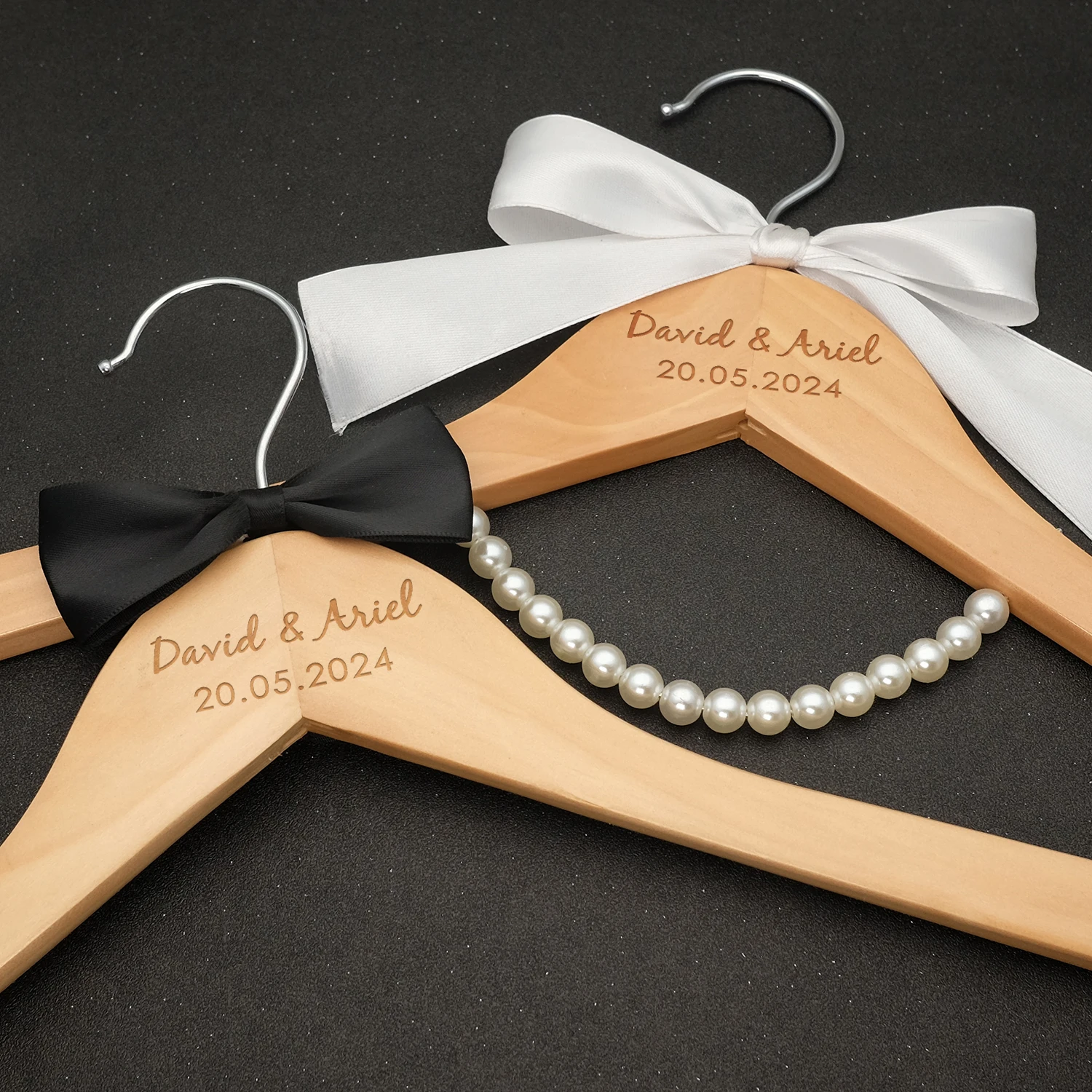 Colgador de boda personalizado, colgador de vestido de novia personalizado, colgador de novia con nombres grabados y fecha, colgador de madera, regalos de despedida de soltera