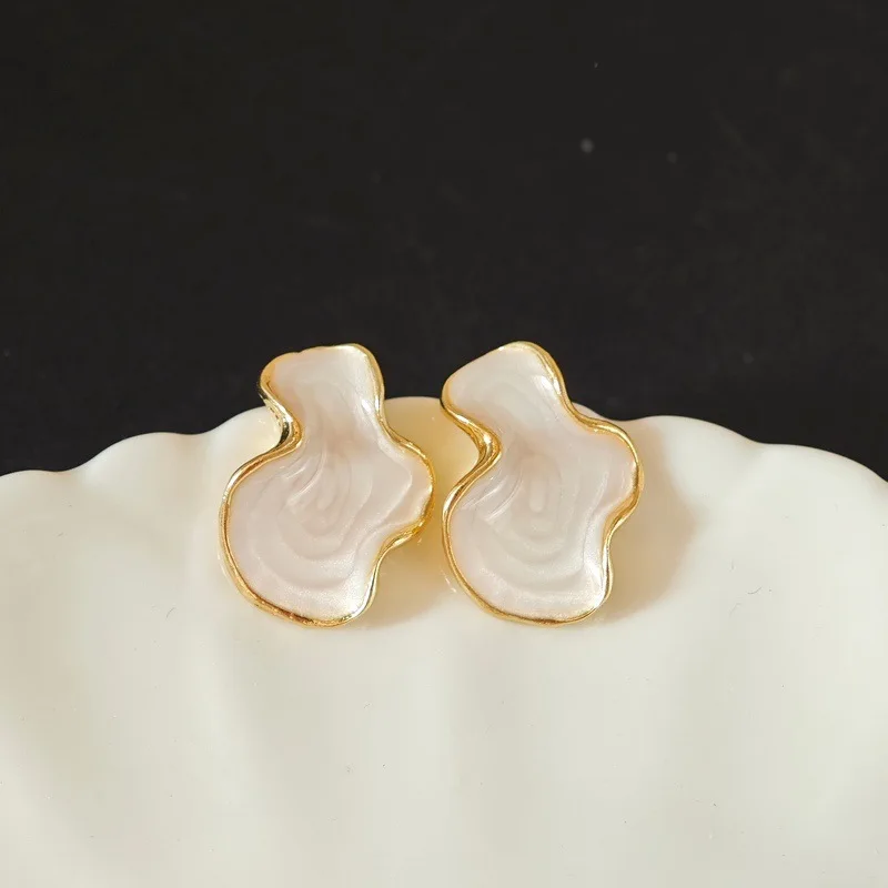 Orecchino a bottone irregolare con nuvola di colore bianco alieno astratto per le donne Gioielli per l'orecchio con temperamento Semplice regalo di Natale di San Valentino