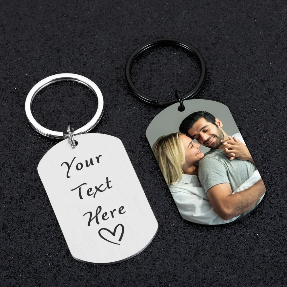 Custom Photo พวงกุญแจคู่ของขวัญครบรอบสําหรับแฟนเขาเธอสแตนเลสเลเซอร์แกะสลักข้อความสองด้านพวงกุญแจ