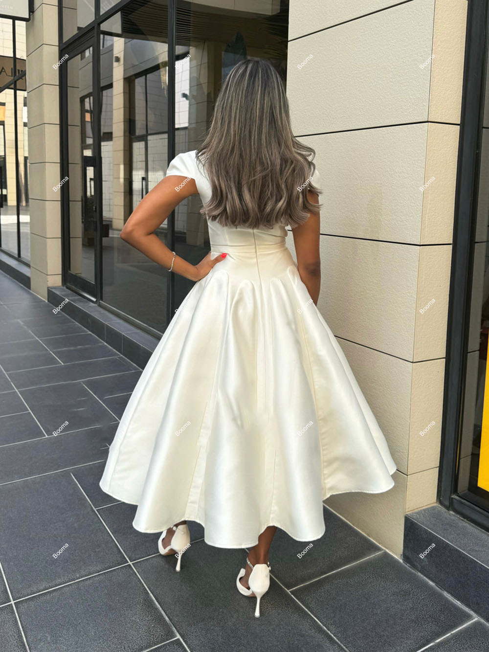 Booma Einfache A-Linie Kurze Ballkleider V-Ausschnitt Satin Damen Abendkleider Teelang Party Ballkleider Maßgeschneidert