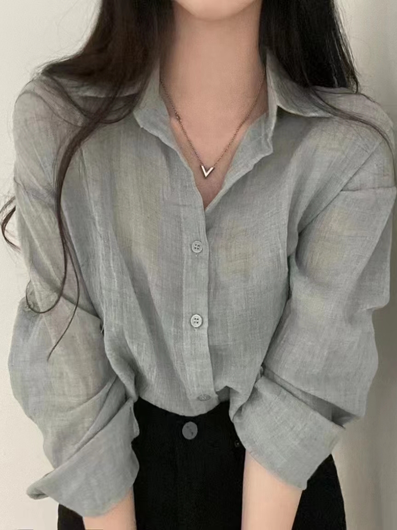 Csa Fena Vintage Chique de Manga Longa com Caimento Solto, Gola Psada, Proteção Solar, Corte Reto, Cor Pura e Botões