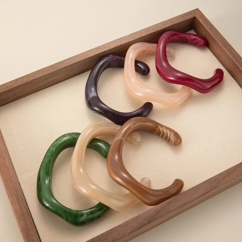 Brazalete acrílico Irregular único a la moda para mujer, brazalete abierto geométrico Multicolor de textura Simple, joyería femenina