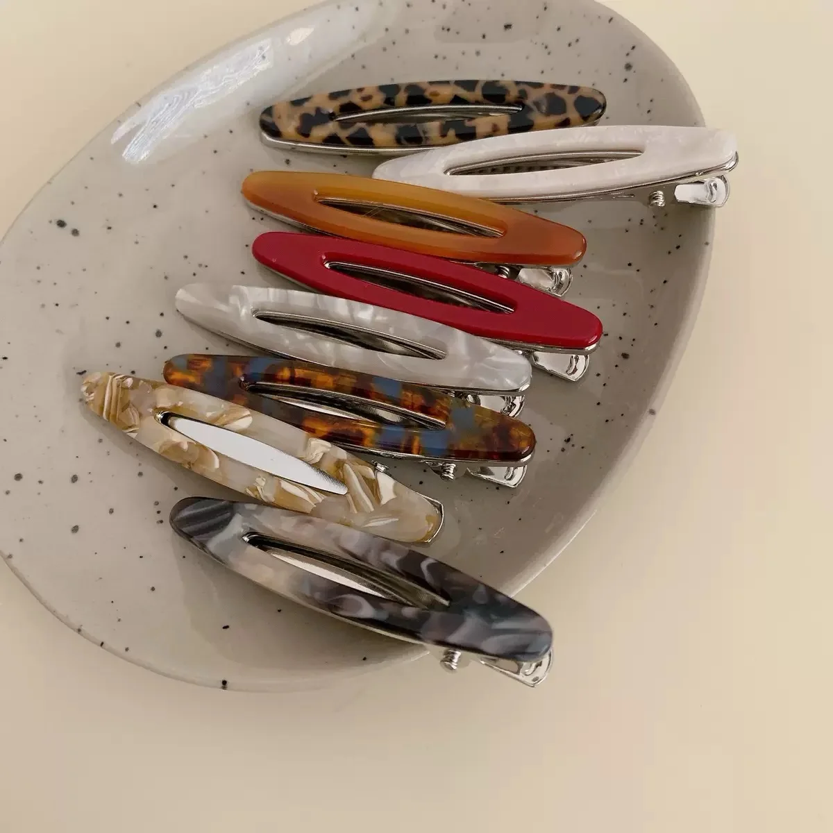Grampo de cabelo de metal oco oval para mulheres e meninas – acessório de estilo com franja lateral multicolorida