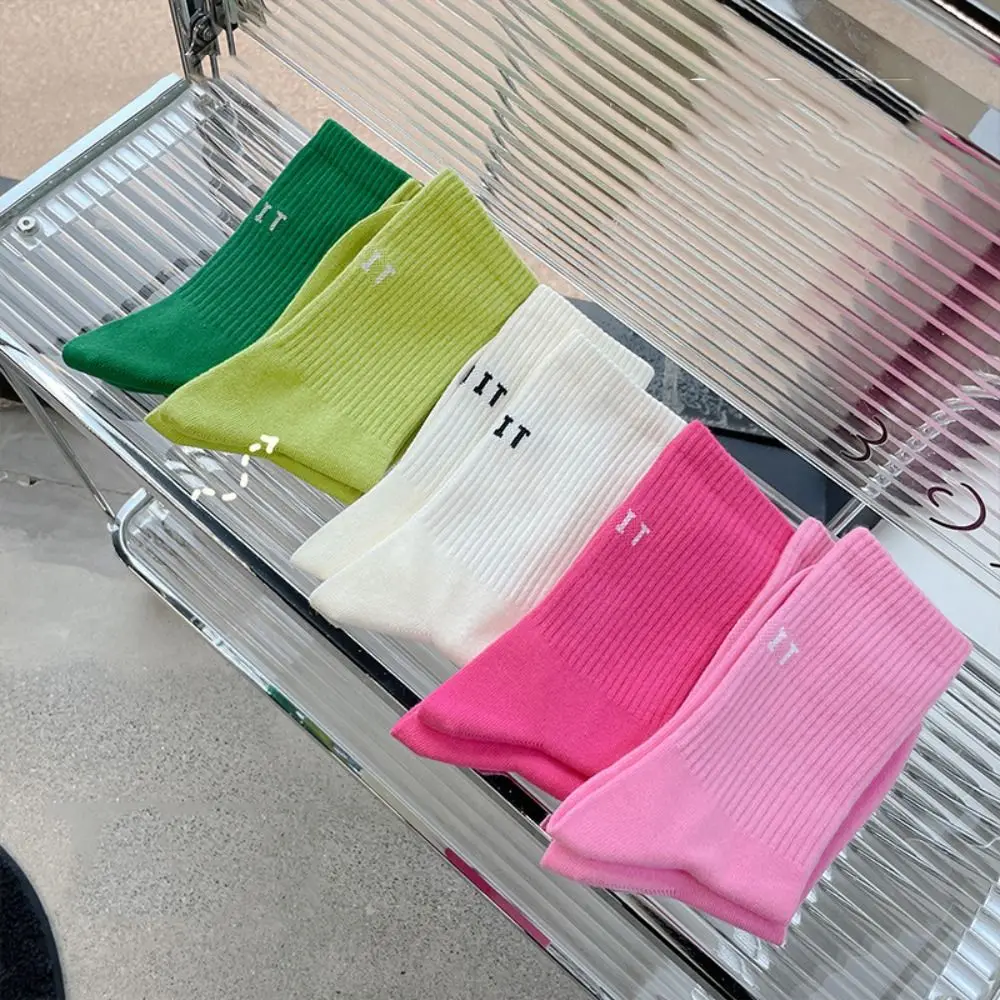 Kaus Kaki Merah Muda Warna-warni Kepribadian Kaus Kaki Kru Huruf Katun Solid Kaus Kaki Kru Kaus Kaki Betis Harajuku Setiap Hari