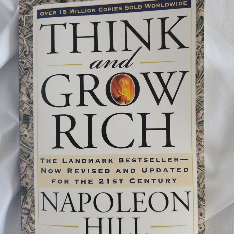 ナポレオン・ヒル著「Think and Grow Rich」は、ランドマークのベストセラーで、21 世紀の本に向けて改訂および更新されました