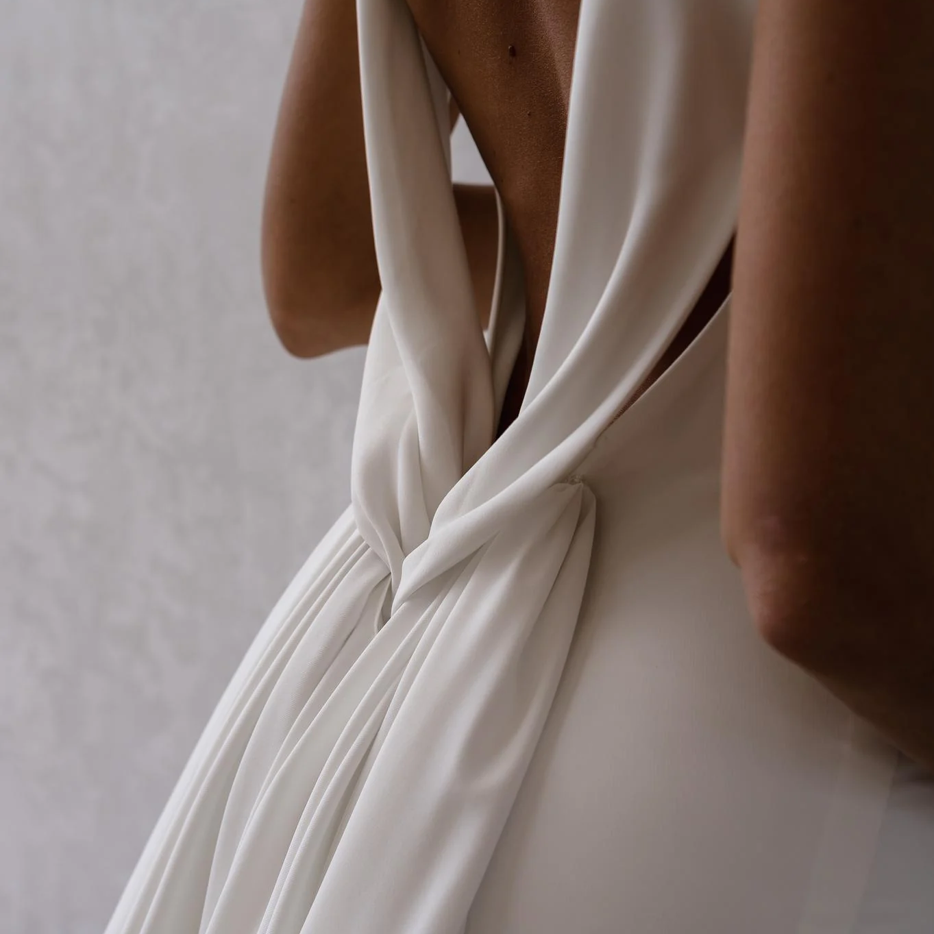 DREAM Abito da sposa a sirena con scollo a V profondo personalizzato in crêpe con strascico staccabile 2025 Abiti da sposa semplici senza maniche aperti sul retro Eleganti