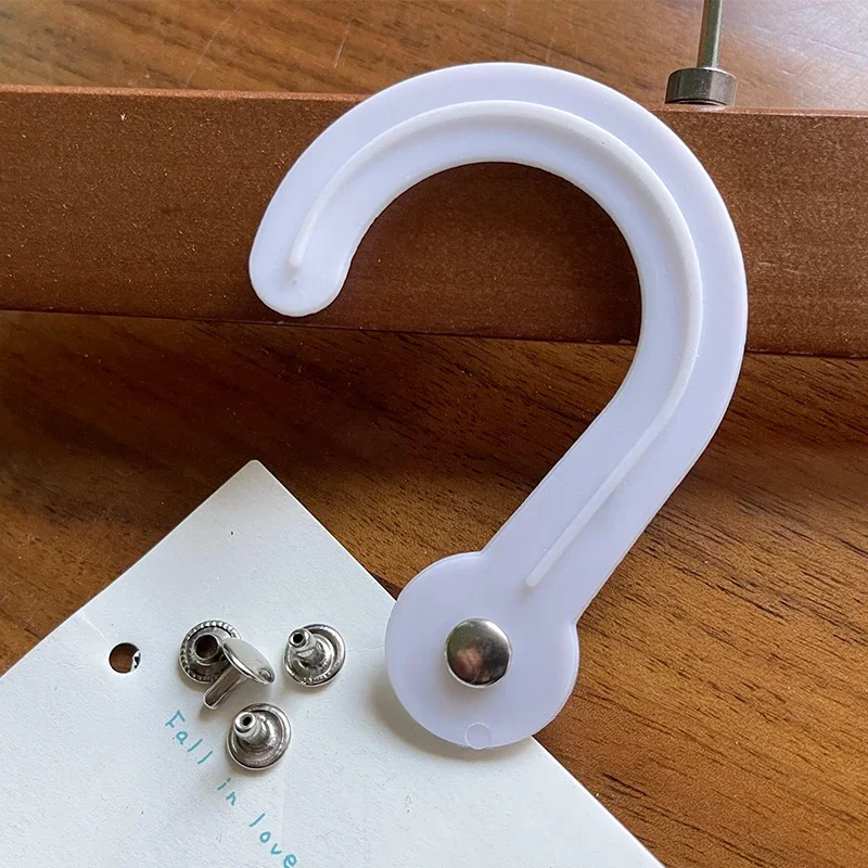 100pcs พลาสติกขนาดใหญ่หัวตะขอ Rivets ผ้าหนัง Swatch ตัวอย่างหัวแขวนยักษ์แขวน J-Hook Secured จอแสดงผลตะขอ