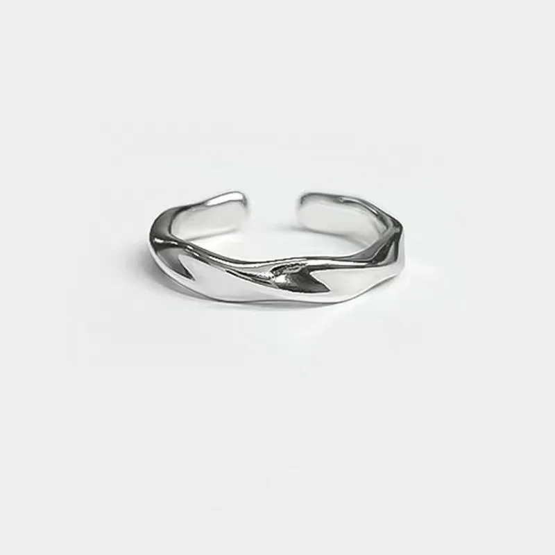 Un piccolo anello di nicchia e di fascia alta di Instagram in uno stile minimalista, dai toni freddi e di alta moda sia per uomini che per donne.