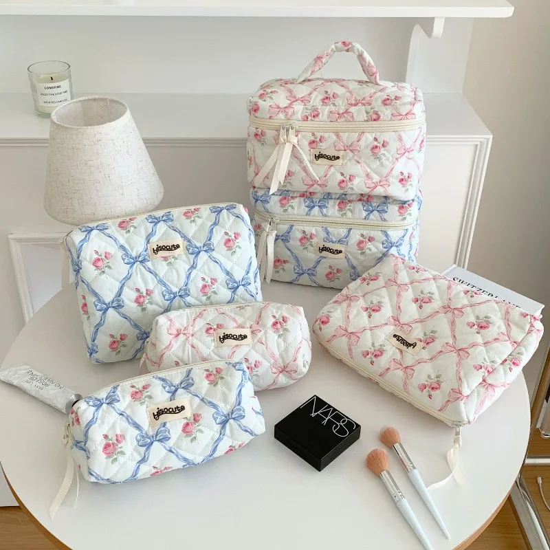 Sac de maquillage à main rose de grande valeur, sac de rangement portable de grande capacité pour soins de la peau avec nœud, sac de rangement pour le lavage