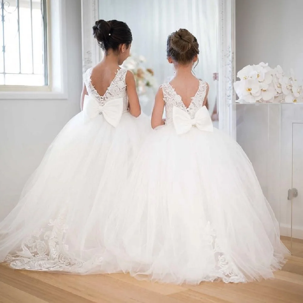 Niedliche Blumenmädchenkleider für die Hochzeit, große Schleife, Applikationen, lange kleine Festzugskleider, Mädchen-Erstkommunionkleider aus weißem Tüll