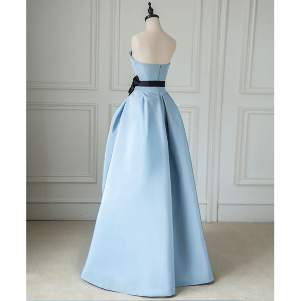 Simples azul claro cetim vestido de baile feminino, luxo, comprimento do chão, laço preto, sem alças, sem mangas, recorte irregular