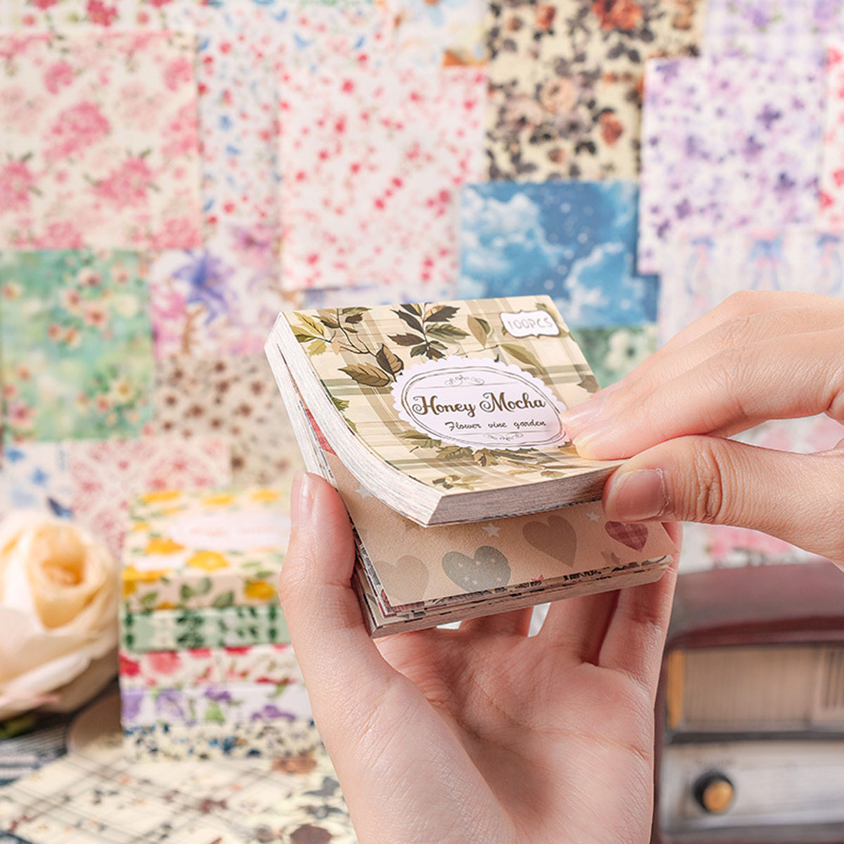 Papier mit Vintage-Muster, gebunden in ein Buch, leicht zu reißen und zu verwenden, kann zum Schreiben, Dekoration und Collagen verwendet werden