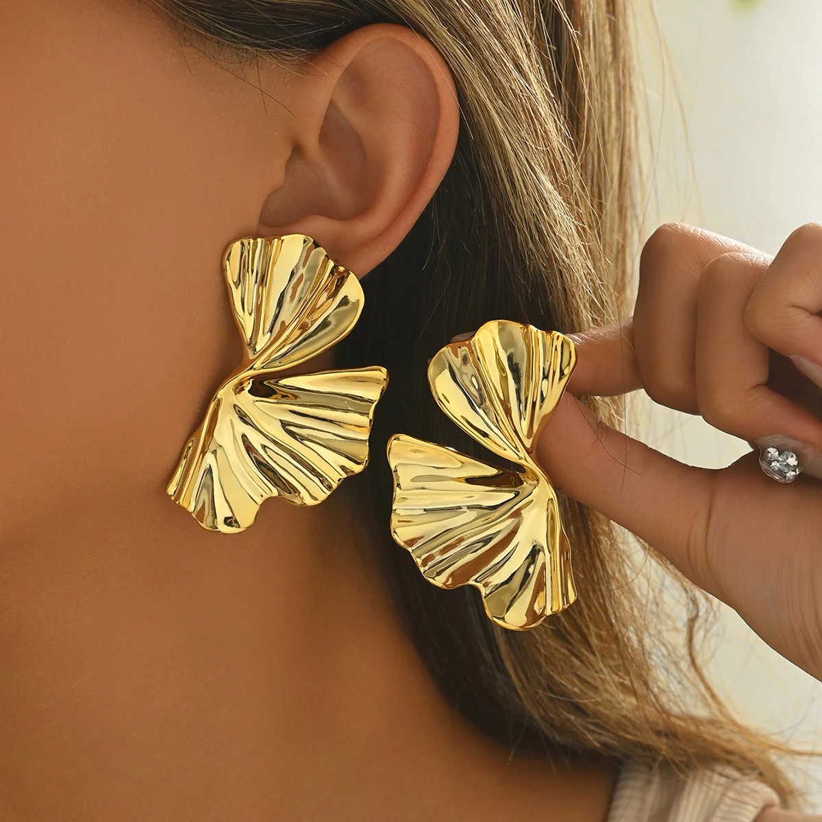 Orecchini a bottone con fiore color oro vintage per donna Orecchini con piercing ai petali geometrici alla moda Gioielli da festa di lusso alla moda