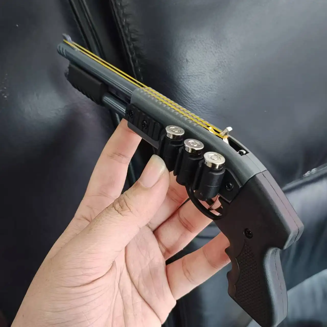 Spruzzatore per fucile con elastico in miniatura 8 scoppie di pistola con elastico modello ornamenti giocattolo pistola a proiettile morbido regalo di Natale