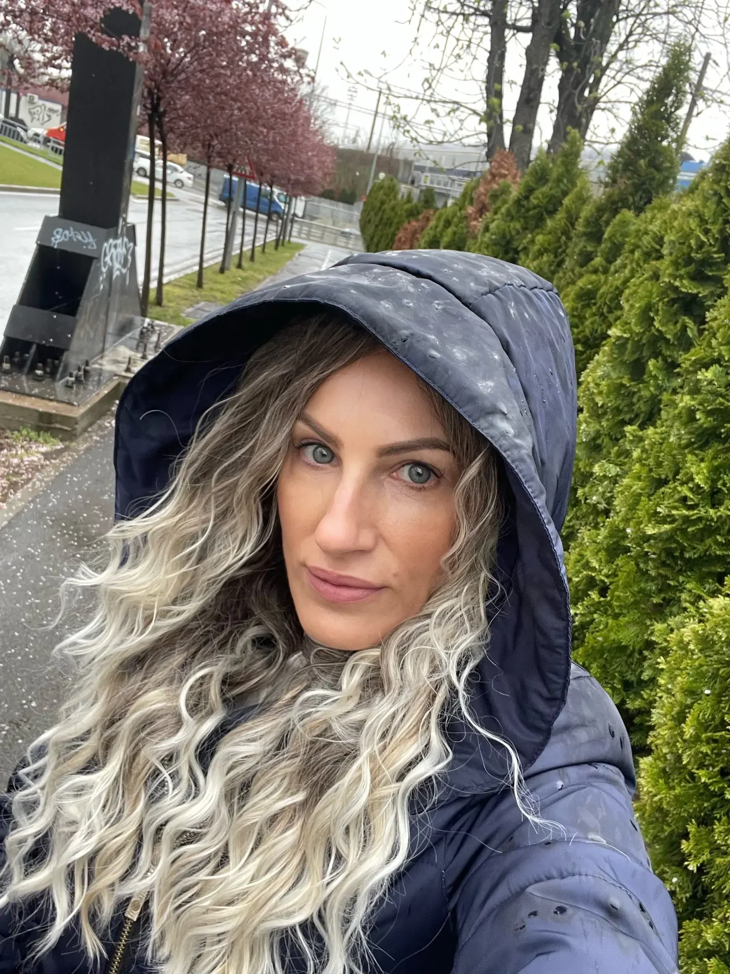 Ash Blonde Curlyวิกผมสังเคราะห์ผมยาวหยิกWigsสําหรับผู้หญิงFluffyทรงผมWave Ombreวิกผมเครื่องแต่งกายCarnival Partyวิกผมปกติ