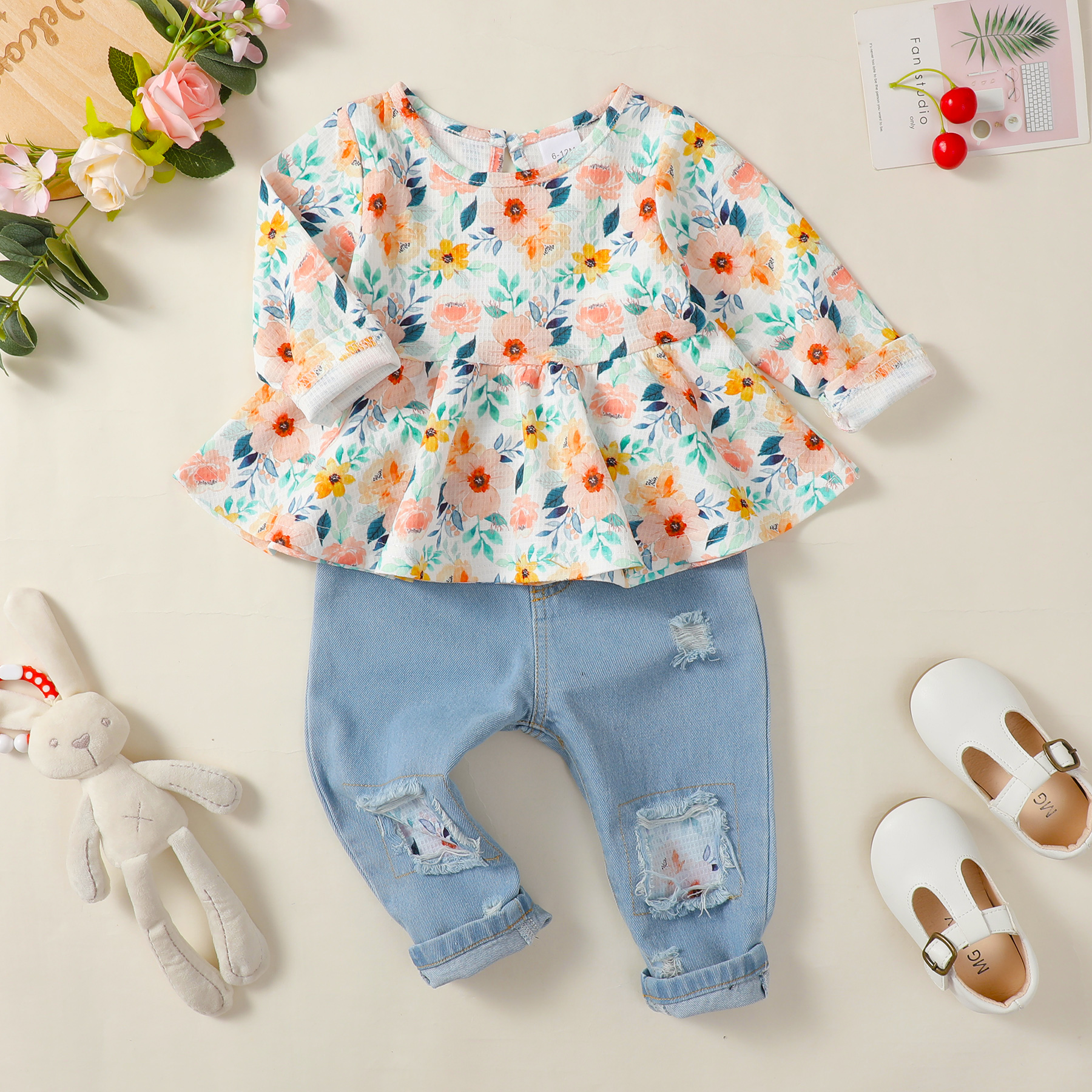 1-4 anni Ragazza del bambino Moda 2 pezzi Set di abbigliamento Camicetta floreale a maniche lunghe + Jeans con fori strappati Primavera e autunno Abito completo