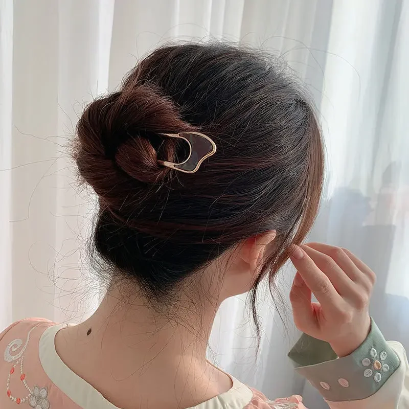 Dames gebruiken elegante schelpglazuurde hoorns in goud en zilver, modieuze, U-vormige metalen haarspelden, haaraccessoires en hoofddeksels