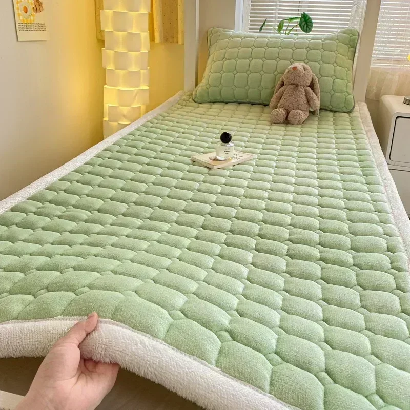 Inverno quente veludo colchão toppers dormitório colcha dobrável tatami tapete fino antiderrapante capa de colchão rainha lençóis capa de cama