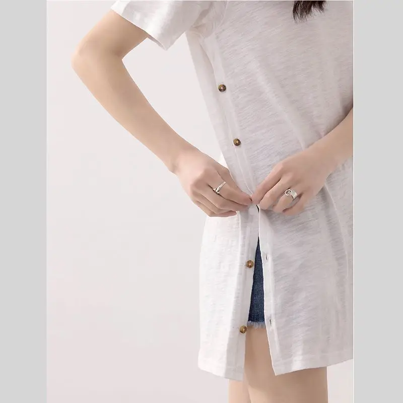 女性用半袖スリットTシャツ,白い綿のベースシャツ,ボタン付きオープントップ,ミドル丈