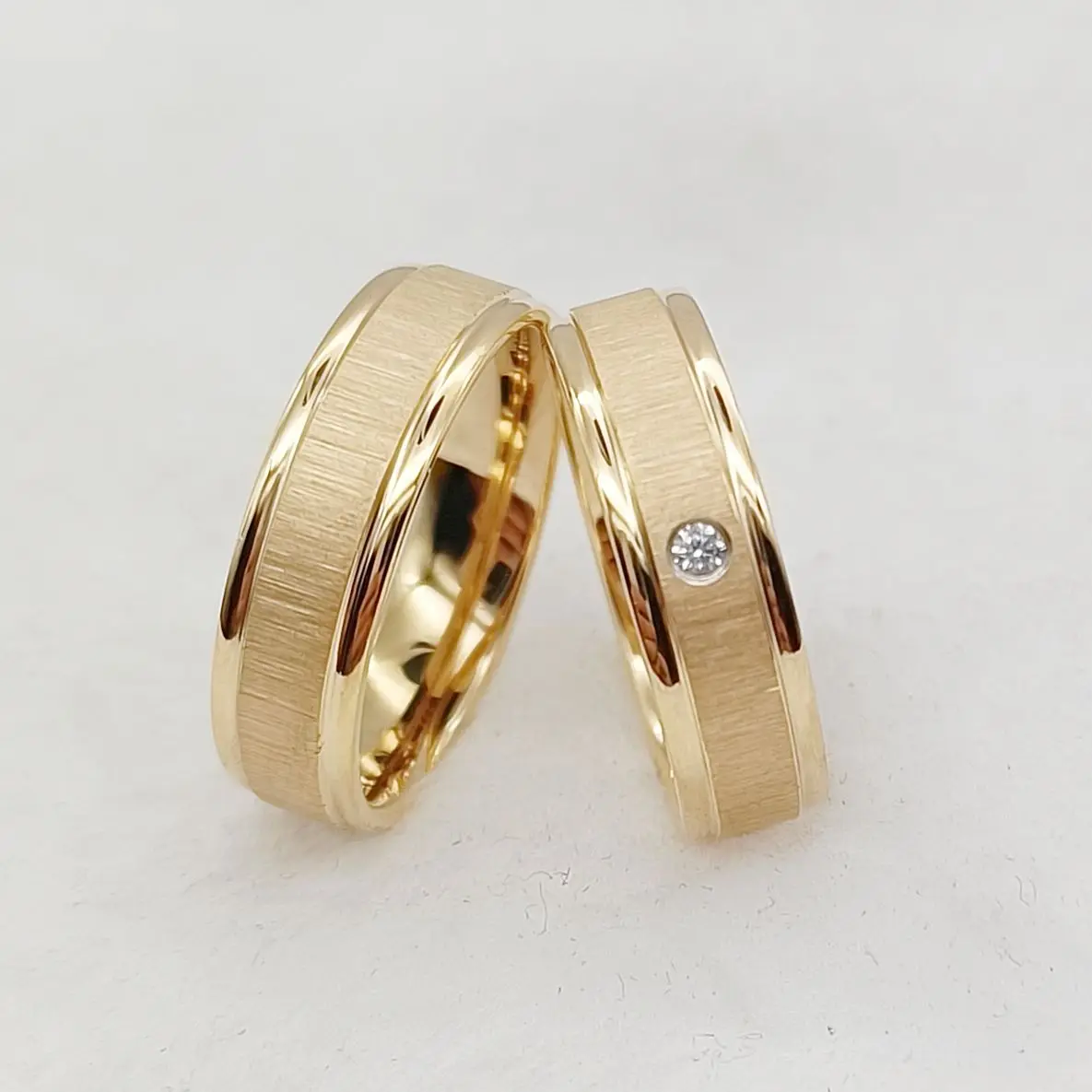 ชุดแหวนแต่งงานสําหรับผู้ชายและผู้หญิง Handmade Unique Designer Matte 24k Gold Plated เครื่องประดับไทเทเนียมแหวนคู่รัก