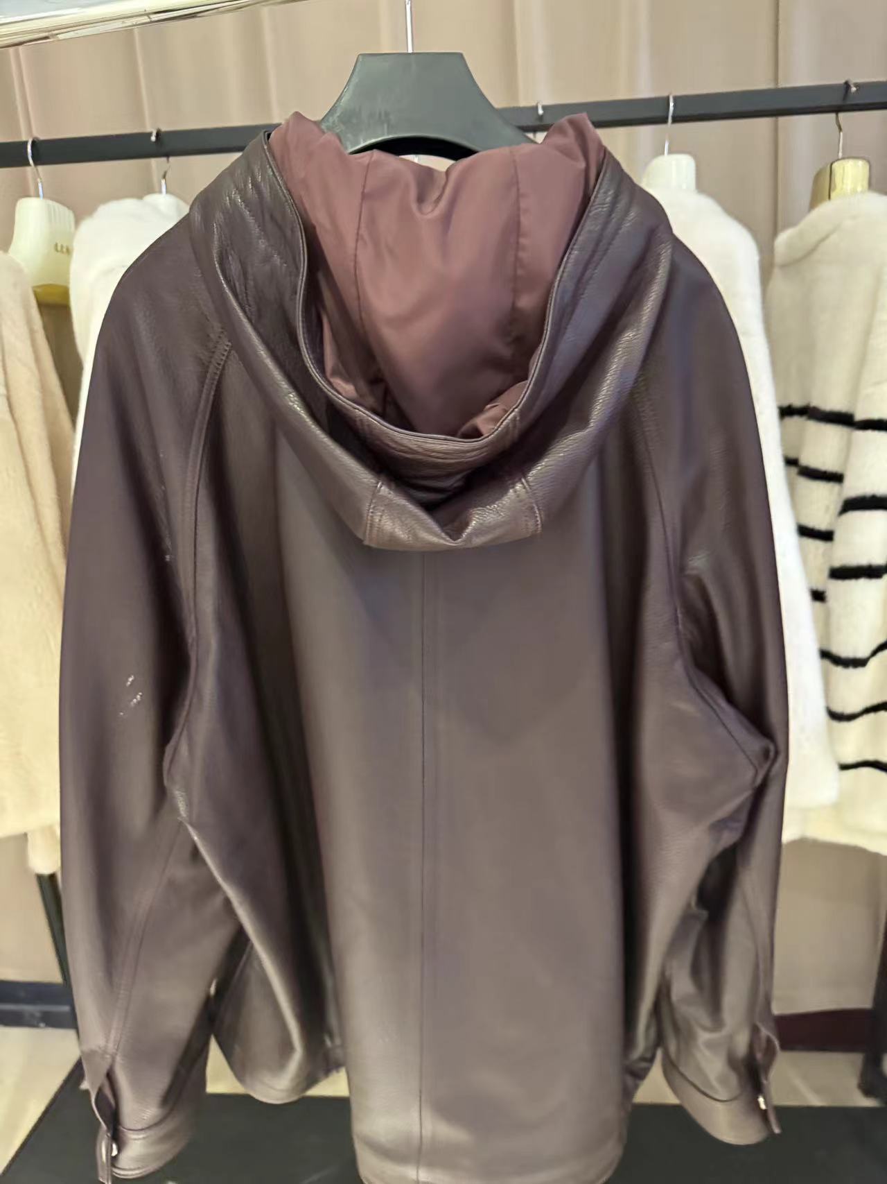 2025 新しいファッション本物の天然シープスキンショート女性コートフード付き風ブリーフ秋の高級コート