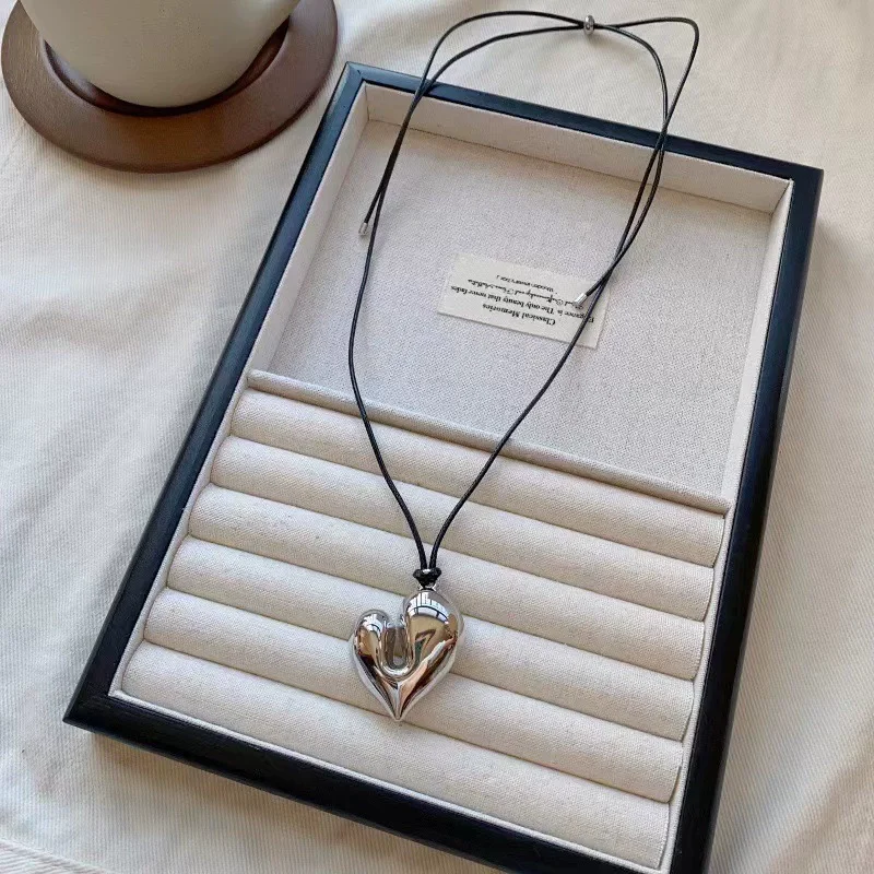 Encantador collar de cuerda con colgante de corazón Irregular (sin caja), accesorio de cadena de suéter extraíble ajustable para mujer, joyería de diseño Simple