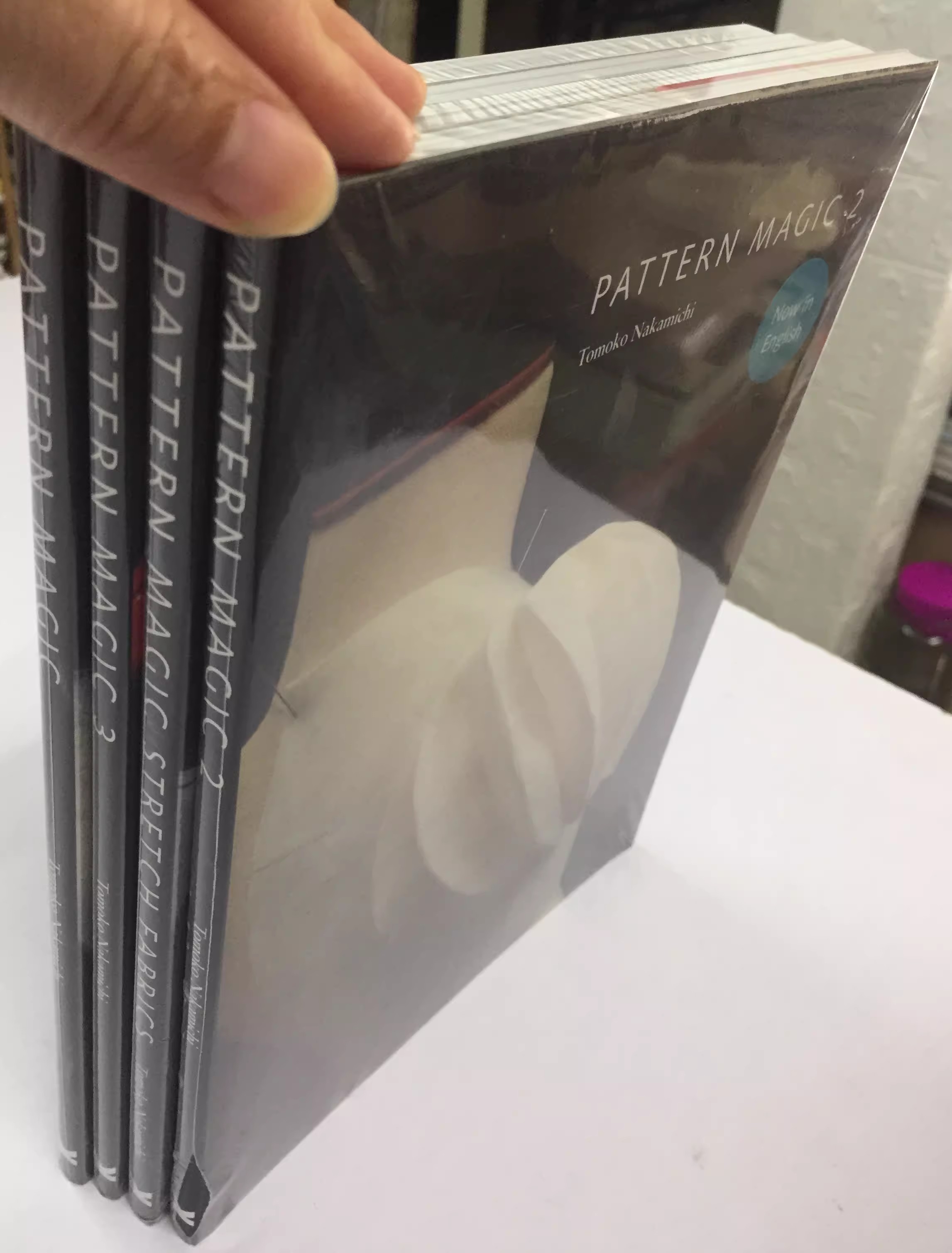 中道トモコ柄マジックブック、イングリッシュ柄、ストレッチ生地、衣類カット、デザインティーチングブック、1〜4巻、1セット4冊