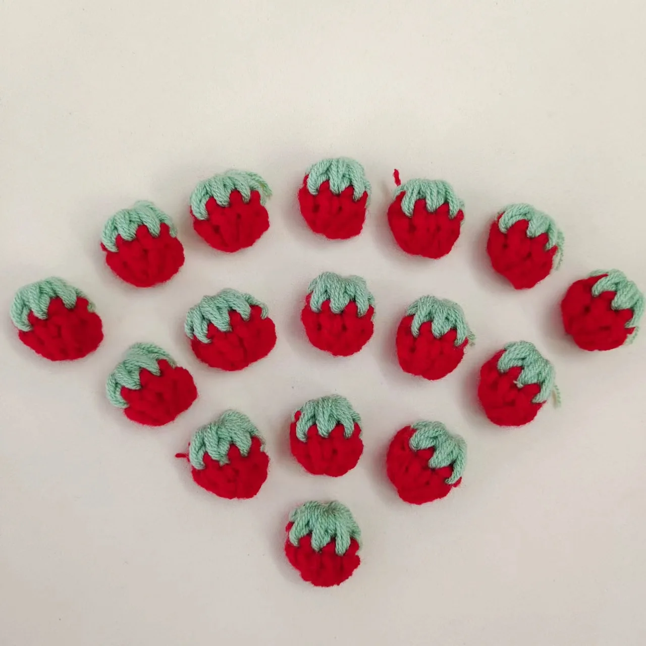 20PCS มือโครเชต์ขนสัตว์สตรอเบอร์รี่ขนาดเล็ก DIY ถักมินิสตรอเบอร์รี่ Patch DIY จี้เสื้อผ้ากระเป๋าอุปกรณ์เสริม