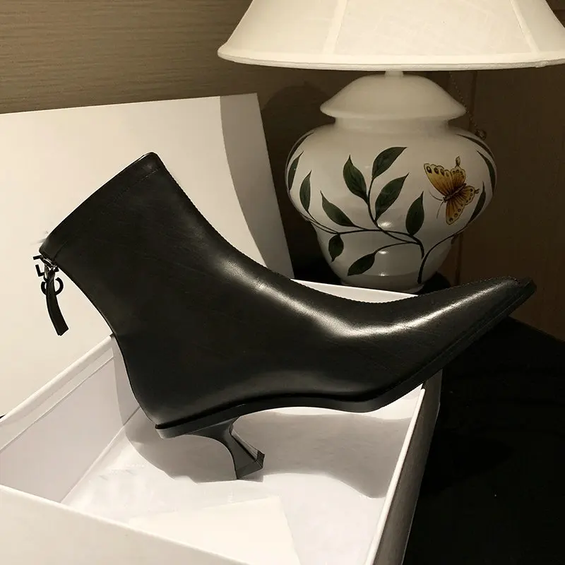 QUTAA-Botines de piel auténtica para mujer, zapatos de tacón alto con punta puntiaguda, informales, color negro, talla 34-43, para otoño e invierno, 2025