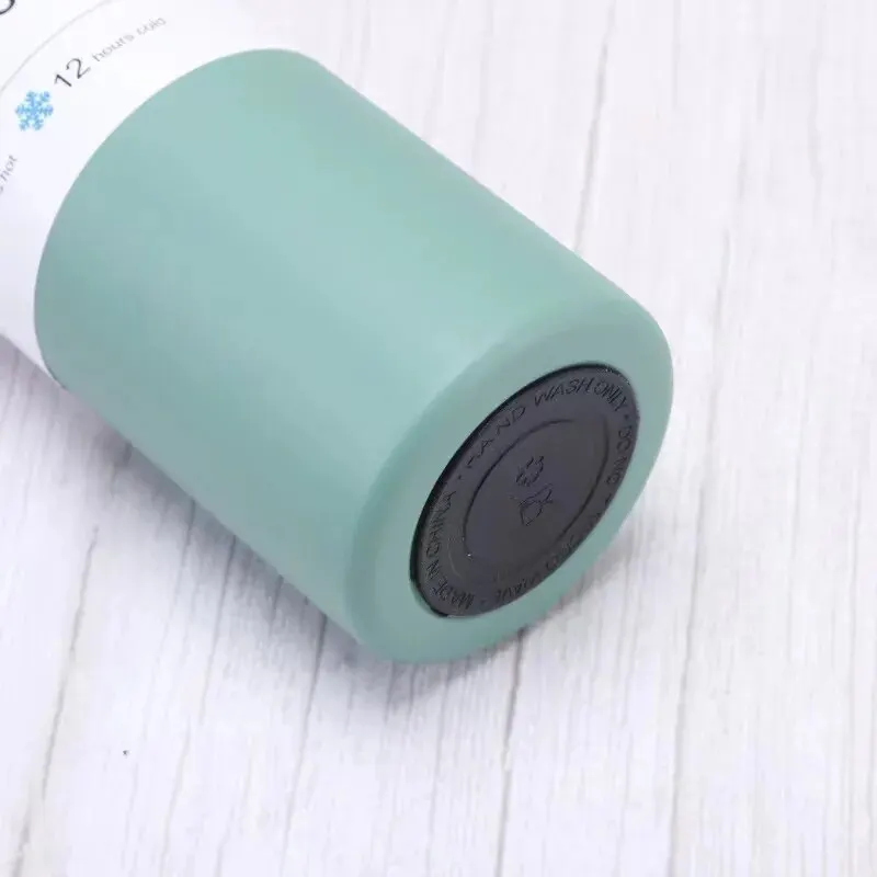 Tazza per bere isolata sottovuoto portatile in acciaio inossidabile di grande capacità in stile minimalista moderno dotata di un tappo per bere