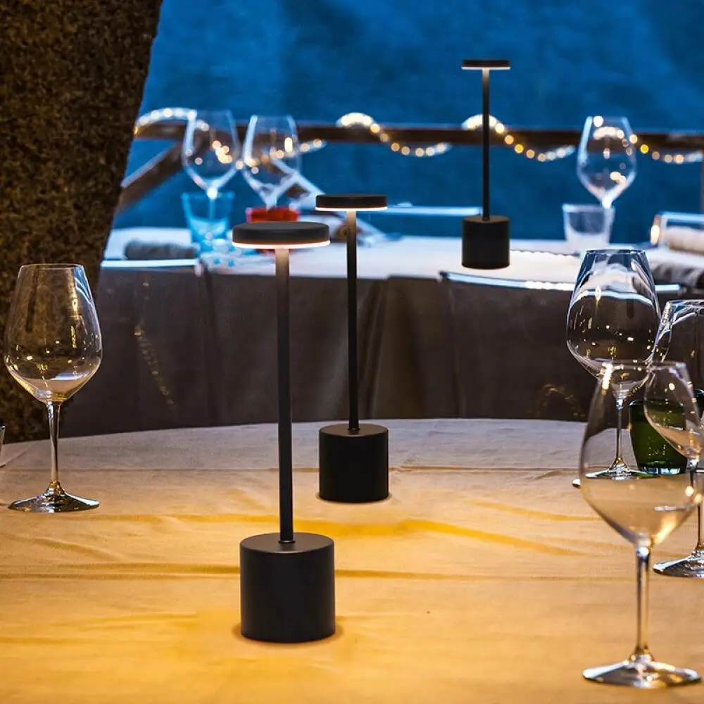 Metalowa lampa z czujnikiem dotykowym Akumulatorowa lampa biurkowa Lampa stołowa LED 3 kolory Kreatywne oświetlenie otoczenia Bar Dekoracja pokoju Lampka nocna