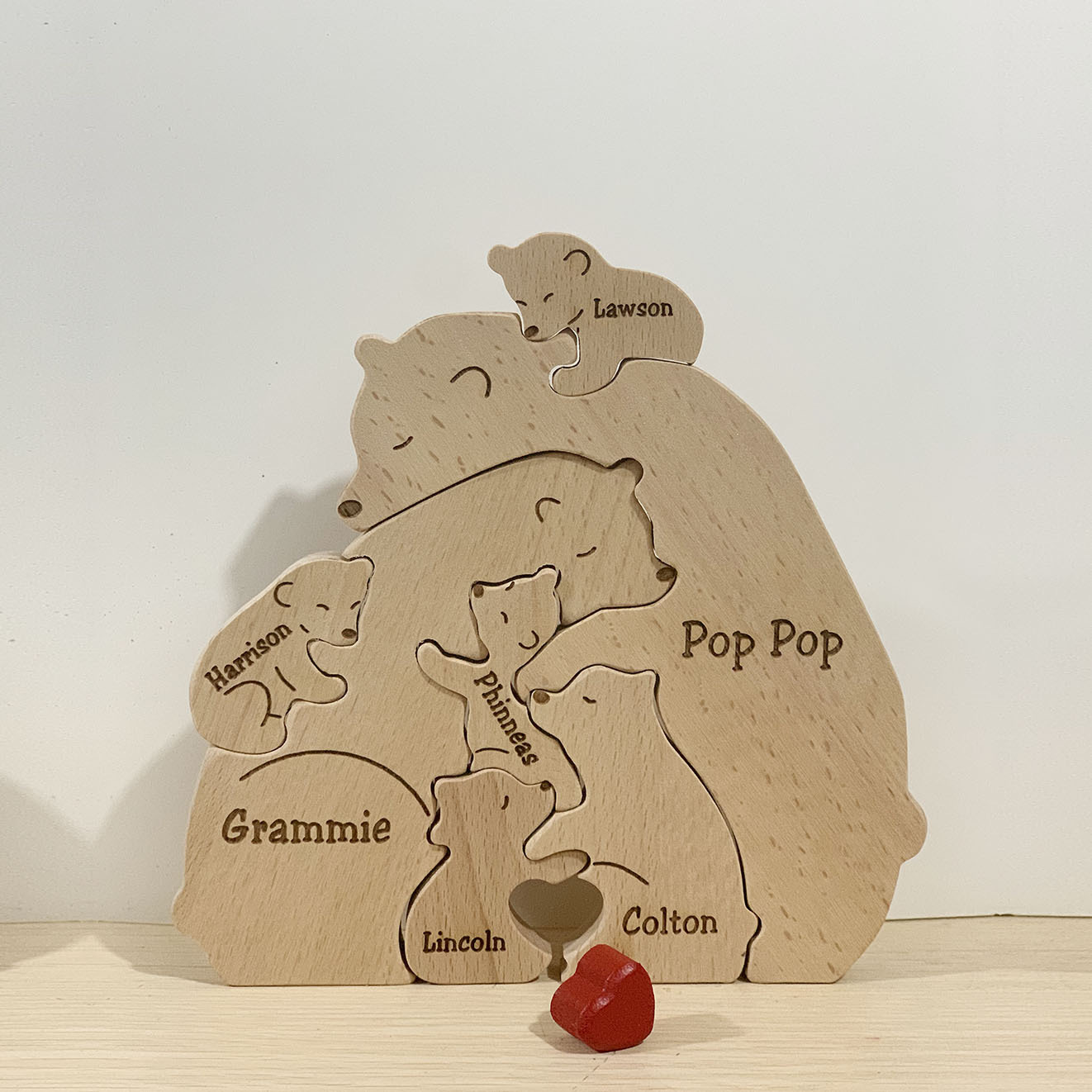 Personalisierte Familiennamen aus Holz mit Bärenmotiv als Heimdekoration zum Muttertag