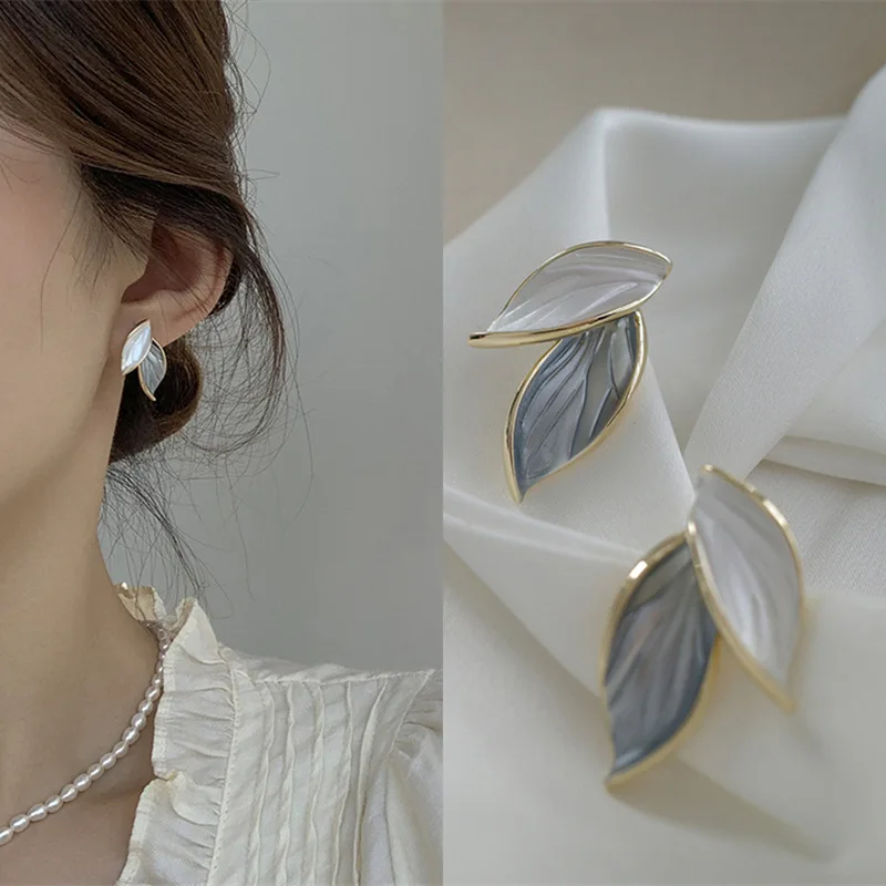 Orecchini a bottone a foglia dolce per le donne Orecchini a bottone con pianta fresca blu e bianca Orecchini in stile metallo squisito Regalo di gioielli eleganti