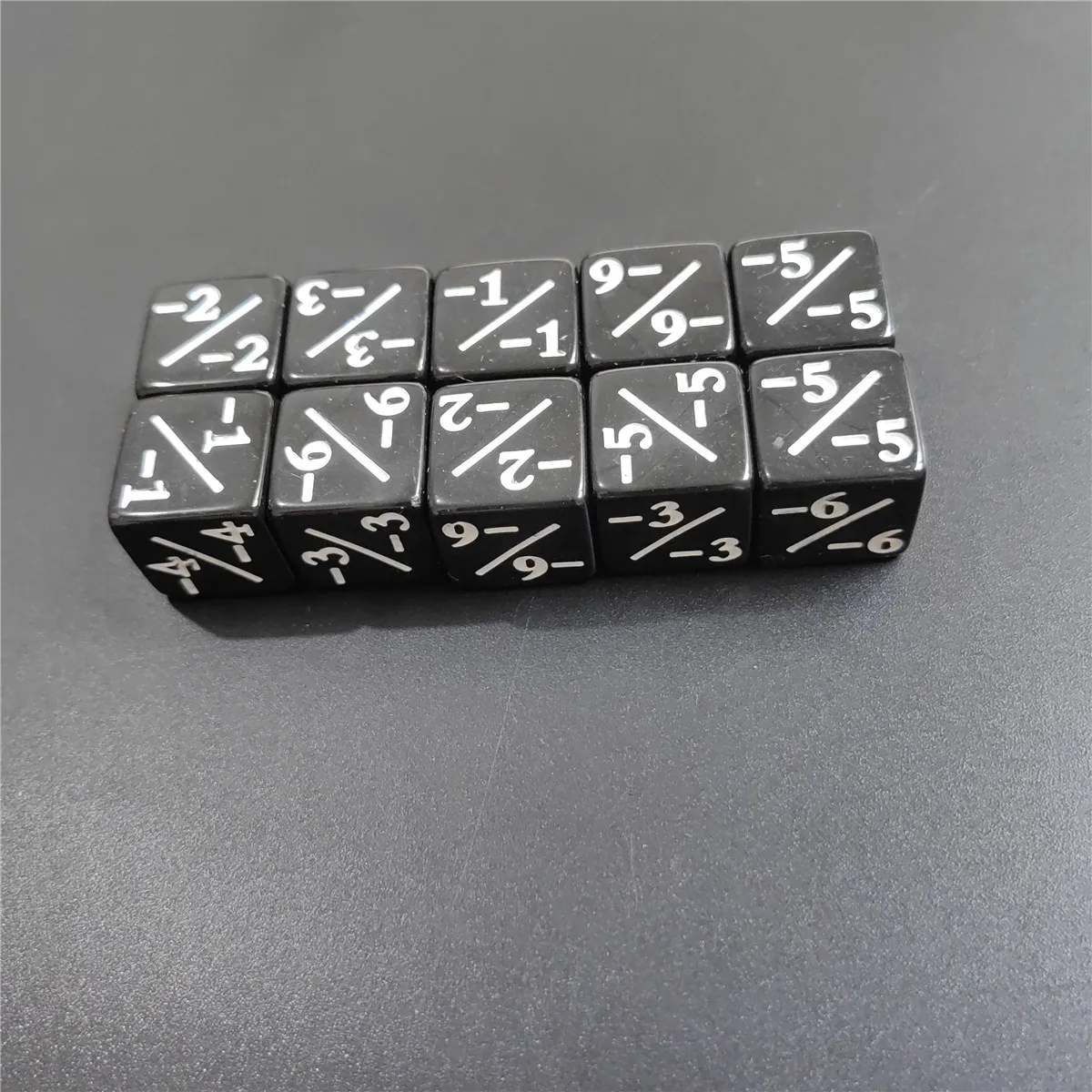 10 teile/satz 1,6 cm Würfel +1/+1&-1/-1 Betrieb Schwarz Und Weiß Unterricht Addition Und Subtraktion Farbe Sohn Mathematische Würfel