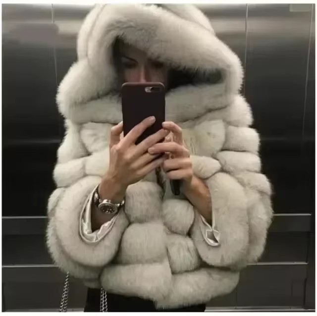 2025 neue Luxus Faux Fuchs Pelzmantel Frauen Kurze Winter Jacke mit Großen Pelz Kapuze Dicke Warme Mantel Mode Flurry Gefälschte Pelz mäntel