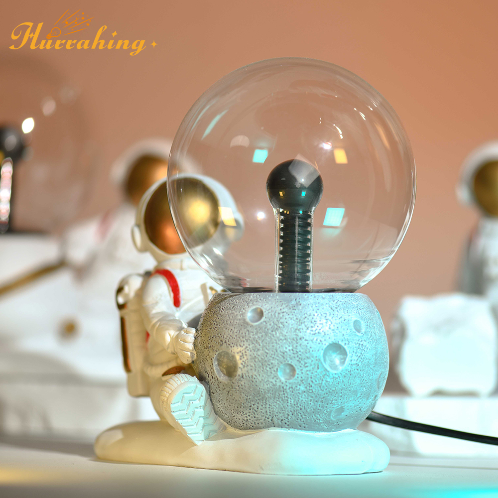 Astronaut Squatting Plasma Lamp 4 Inch Glass Ball Touch Sensing Science Enlightenment Cool Interior Decoration Ornaments