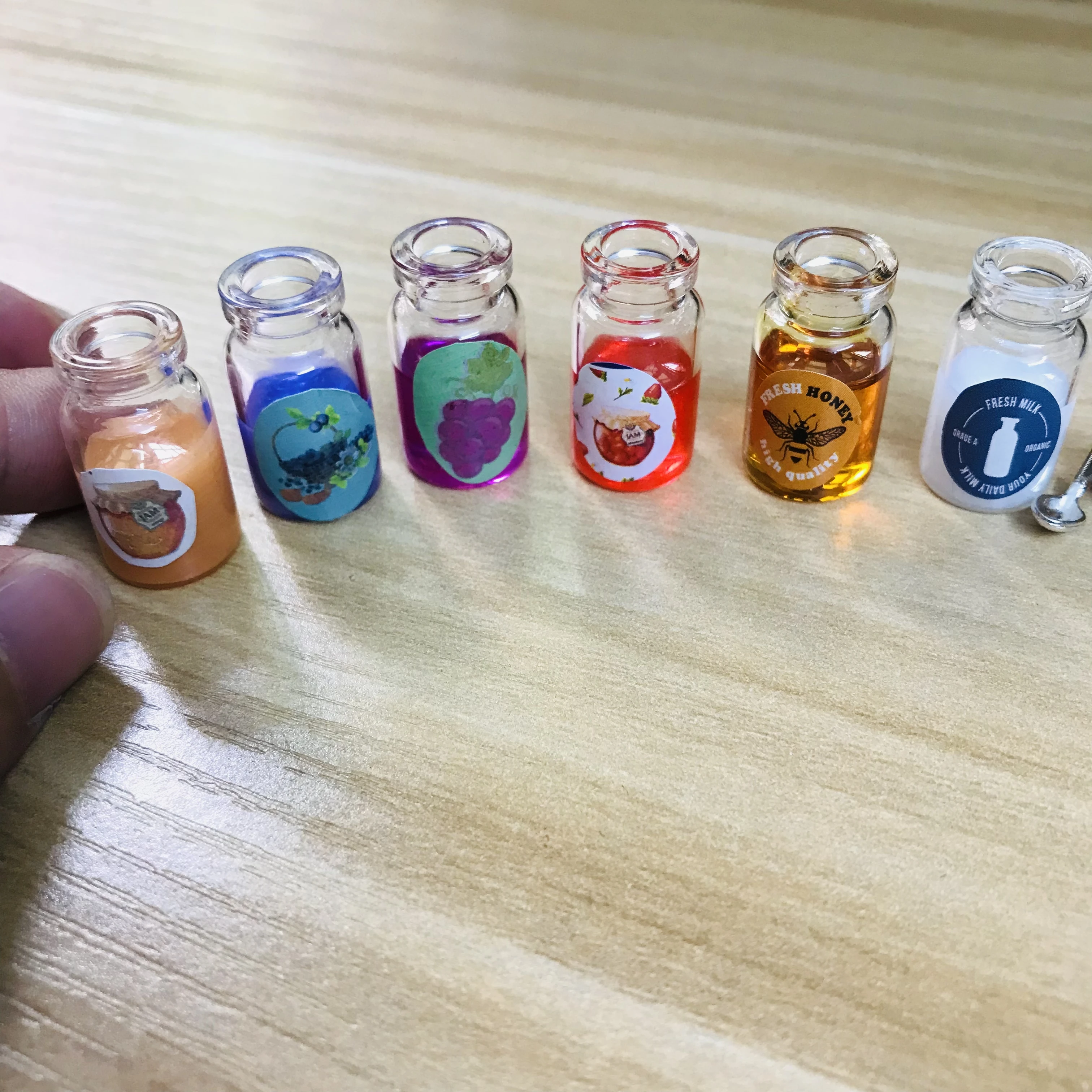 Nuevo 2 unids/set 1:12 botella de mermelada de fruta en miniatura miel de abeja comida de imitación para casa de muñecas accesorios de juego de cocina