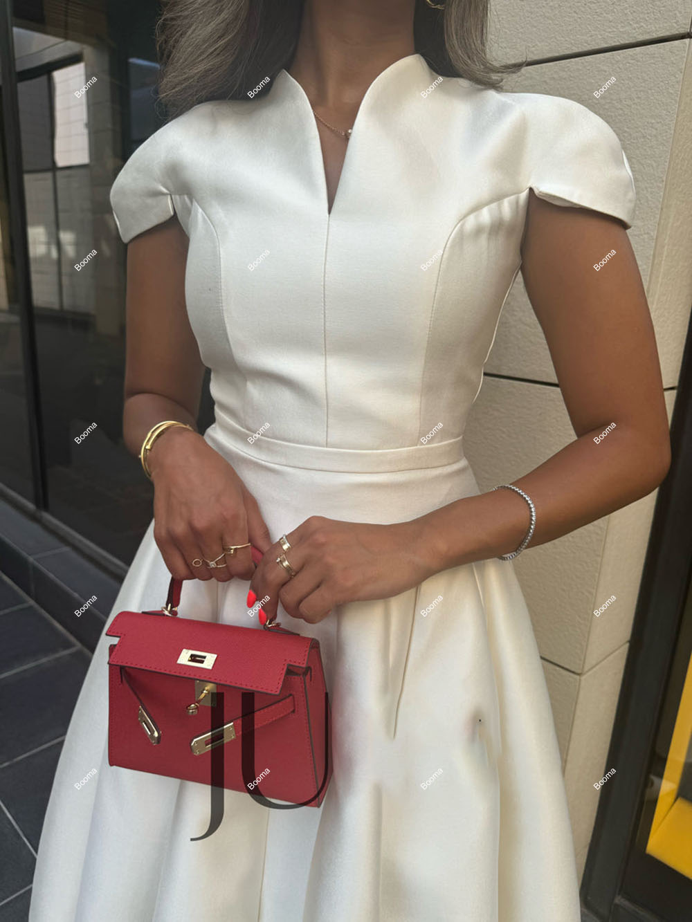 Booma Einfache A-Linie Kurze Ballkleider V-Ausschnitt Satin Damen Abendkleider Teelang Party Ballkleider Maßgeschneidert