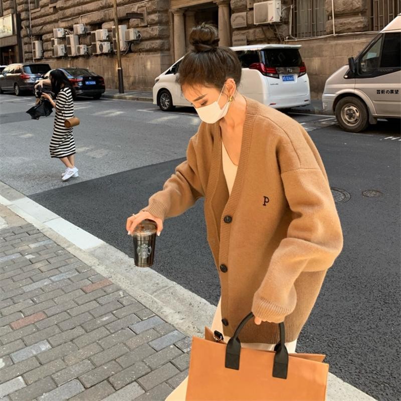 ルーズ長袖ニットカーディガン女性のスタイルレトロ怠惰なファッション秋冬新着 V ネックボタンディテール吸汗性